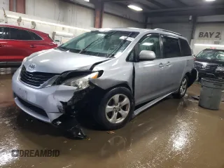 2014 Toyota Sienna LE AAS z VIN 5TDKK3DC4ES524684, wystawiony jako Copart lot #78545004 z przebiegiem 179 752 mil mil oraz Szkody całkowita. Historia ofert i sprzedaży dostępna na DreamBid. Obrazek 1.