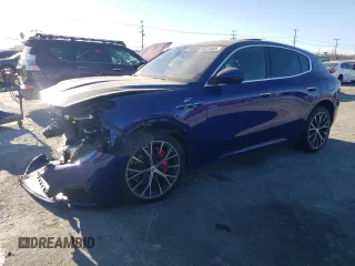 2023 Maserati Grecale GT z VIN ZN682AVA3P7438614, wystawiony jako Copart lot #89026005 z przebiegiem Nie podano mil oraz Szkody całkowita. Historia ofert i sprzedaży dostępna na DreamBid. Obrazek 1.