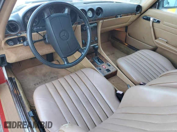 1986 Mercedes-Benz 560 SL z VIN WDBBA48D1GA041535, wystawiony jako Copart lot #89405565 z przebiegiem 152 298 mil mil oraz Tytuł czysty. Historia ofert i sprzedaży dostępna na DreamBid. Obrazek 8.