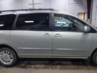 2010 Toyota Sienna XLE z VIN 5TDDK4CC6AS032622, wystawiony jako IAAI lot #42271332 z przebiegiem 139 650 mil mil oraz . Historia ofert i sprzedaży dostępna na DreamBid. Obrazek 13.
