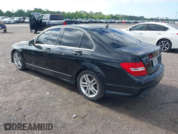 2014 Mercedes-Benz C 250 Sport z VIN WDDGF4HB0EA957858, wystawiony jako IAAI lot #42253090 z przebiegiem 192 097 mil mil oraz . Historia ofert i sprzedaży dostępna na DreamBid. Obrazek 3.