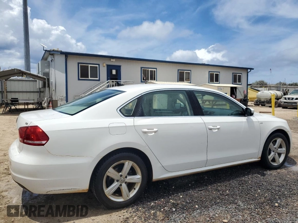 2014 Volkswagen Passat Wolfsburg Edition z VIN 1VWAT7A33EC022610, wystawiony jako Copart lot #51135715 z przebiegiem 94 537 mil mil oraz Czysty tytuł • Clean title. Historia ofert i sprzedaży dostępna na DreamBid. Obrazek 3.