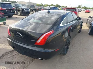 2016 Jaguar XJ Portfolio z VIN SAJWA2G7XG8W02522, wystawiony jako IAAI lot #42648111 z przebiegiem 83 701 mil mil oraz . Historia ofert i sprzedaży dostępna na DreamBid. Obrazek 4.
