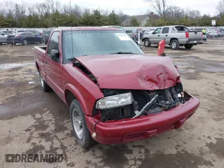1998 Chevrolet S-10 with VIN 1GCCS144XWK264558, listed as a IAAI auction lot 41560611 with 216,629 mi miles. Bid and sale history available at carsss.com. Image 1.