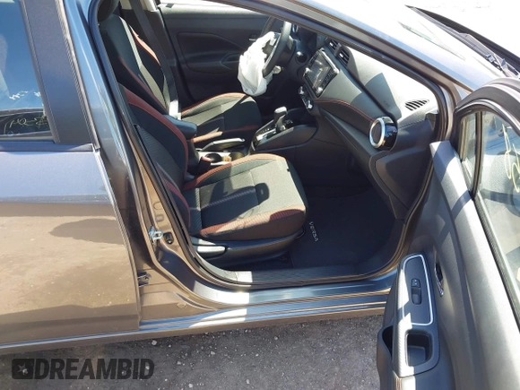 2024 Nissan Versa SR z VIN 3N1CN8FV9RL865083, wystawiony jako IAAI lot #42193458 z przebiegiem 5 774 mil mil oraz . Historia ofert i sprzedaży dostępna na DreamBid. Obrazek 5.