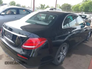 2017 Mercedes-Benz E 300 Luxury z VIN WDDZF4JBXHA036044, wystawiony jako IAAI lot #42053988 z przebiegiem 105 067 mil mil oraz . Historia ofert i sprzedaży dostępna na DreamBid. Obrazek 4.