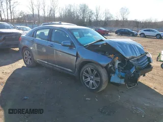 2010 Chrysler Sebring Limited z VIN 1C3CC5FV0AN127697, wystawiony jako IAAI lot #41305154 z przebiegiem 168 724 mil mil oraz . Historia ofert i sprzedaży dostępna na DreamBid. Obrazek 1.