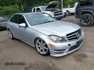 2014 Mercedes-Benz C 250 Sport z VIN WDDGF4HBXEG232877, wystawiony jako IAAI lot #42369599 z przebiegiem 147 028 mil mil oraz . Historia ofert i sprzedaży dostępna na DreamBid. Obrazek 1.