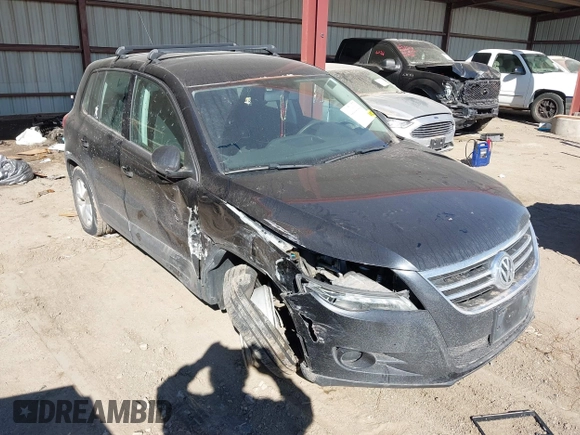 2011 Volkswagen Tiguan S z VIN WVGAV7AX9BW503628, wystawiony jako IAAI lot #41865959 z przebiegiem 121 863 mil mil oraz . Historia ofert i sprzedaży dostępna na DreamBid. Obrazek 1.