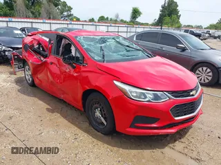 2017 Chevrolet Cruze LS z VIN 1G1BC5SM5H7125052, wystawiony jako IAAI lot #42201354 z przebiegiem 138 454 mil mil oraz . Historia ofert i sprzedaży dostępna na DreamBid. Obrazek 1.