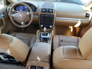 2005 Porsche Cayenne z VIN WP1AA29P65LA21548, wystawiony jako Copart lot #55642445 z przebiegiem 128 366 mil mil oraz Szkody całkowita. Historia ofert i sprzedaży dostępna na DreamBid. Obrazek 8.