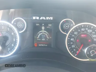 2023 Ram 2500 Tradesman z VIN 3C6UR5HJ1PG606549, wystawiony jako IAAI lot #40241030 z przebiegiem 36 958 mil mil oraz . Historia ofert i sprzedaży dostępna na DreamBid. Obrazek 7.