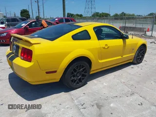 2005 Ford Mustang GT Deluxe z VIN 1ZVHT82HX55243155, wystawiony jako IAAI lot #42345004 z przebiegiem 205 632 mil mil oraz . Historia ofert i sprzedaży dostępna na DreamBid. Obrazek 4.