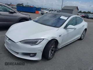 2018 Tesla Model S 75D z VIN 5YJSA1E28JF247985, wystawiony jako IAAI lot #42116586 z przebiegiem 102 062 mil mil oraz . Historia ofert i sprzedaży dostępna na DreamBid. Obrazek 17.