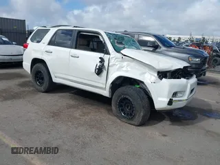 2010 Toyota 4Runner SR5 z VIN JTEZU5JR0A5003972, wystawiony jako IAAI lot #41557522 z przebiegiem Nie podano mil oraz . Historia ofert i sprzedaży dostępna na DreamBid. Obrazek 1.