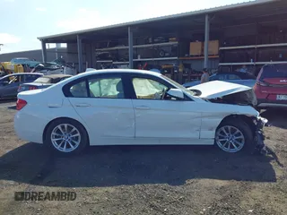 2016 BMW 3 Series 320i z VIN WBA8A9C51GK617592, wystawiony jako IAAI lot #41550528 z przebiegiem Nie podano mil oraz . Historia ofert i sprzedaży dostępna na DreamBid. Obrazek 14.