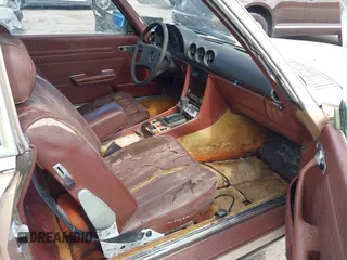 1983 Mercedes-Benz 380 SL z VIN WDBBA45A1DB020815, wystawiony jako IAAI lot #42548157 z przebiegiem 104 615 mil mil oraz . Historia ofert i sprzedaży dostępna na DreamBid. Obrazek 5.