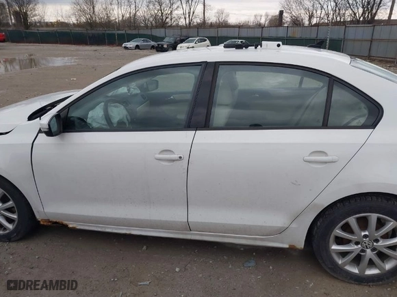 2011 Volkswagen Jetta Sedan SE w/Convenience with VIN 3VWDX7AJ0BM346446, listed as a IAAI auction lot 41845059 with 172,509 mi miles. Bid and sale history available at carsss.com. Image 15.