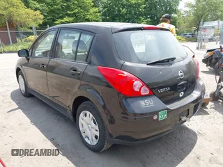 2011 Nissan Versa S z VIN 3N1BC1CP6BL513812, wystawiony jako IAAI lot #42437365 z przebiegiem 158 449 mil mil oraz . Historia ofert i sprzedaży dostępna na DreamBid. Obrazek 3.