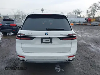 2025 BMW X7 xDrive40i z VIN 5UX23EM05S9X98435, wystawiony jako IAAI lot #41476358 z przebiegiem 2946 mil mil oraz . Historia ofert i sprzedaży dostępna na DreamBid. Obrazek 16.