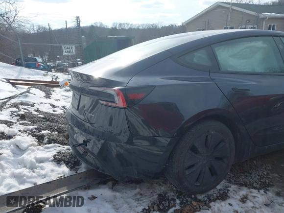 2025 Tesla Model 3 Long Range z VIN 5YJ3E1EB5SF880681, wystawiony jako IAAI lot #41429855 z przebiegiem 747 mil mil oraz . Historia ofert i sprzedaży dostępna na DreamBid. Obrazek 18.