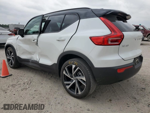 2022 Volvo XC40 R-Design z VIN YV4AC2HM9N2657130, wystawiony jako Copart lot #47513503 z przebiegiem 11 558 mil mil oraz . Historia ofert i sprzedaży dostępna na DreamBid. Obrazek 2.