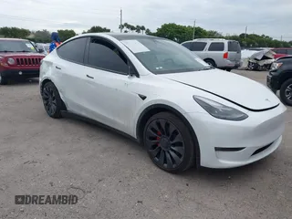 2024 Tesla Model Y Performance z VIN 7SAYGDEF3RA317028, wystawiony jako IAAI lot #41647164 z przebiegiem 6 662 mil mil oraz . Historia ofert i sprzedaży dostępna na DreamBid. Obrazek 1.