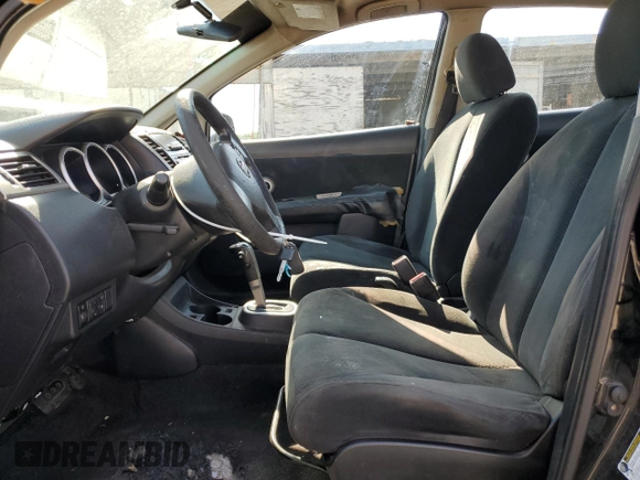 2010 Nissan Versa S z VIN 3N1BC1AP5AL360227, wystawiony jako Copart lot #55966485 z przebiegiem 197 936 mil mil oraz Szkoda całkowita • Salvage title. Historia ofert i sprzedaży dostępna na DreamBid. Obrazek 7.