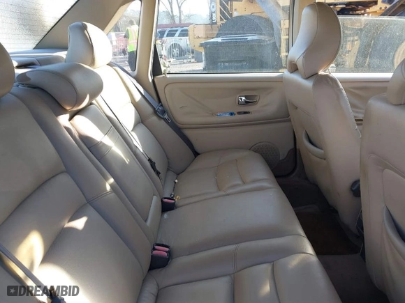 2000 Volvo S70 with VIN YV1LS61JXY2642981, listed as a IAAI auction lot 41807187 with 331,922 mi miles. Bid and sale history available at carsss.com. Image 8.