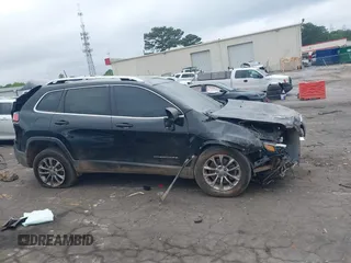 2019 Jeep Cherokee Latitude Plus z VIN 1C4PJLLB7KD482634, wystawiony jako IAAI lot #42131572 z przebiegiem 134 811 mil mil oraz . Historia ofert i sprzedaży dostępna na DreamBid. Obrazek 13.