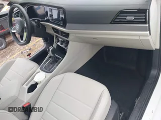 2024 Volkswagen Jetta SE with VIN 3VW7M7BU4RM097738, listed as a IAAI auction lot 42582290 with 2,598 mi miles and . Bid and sale history available at DreamBid. Image 5.