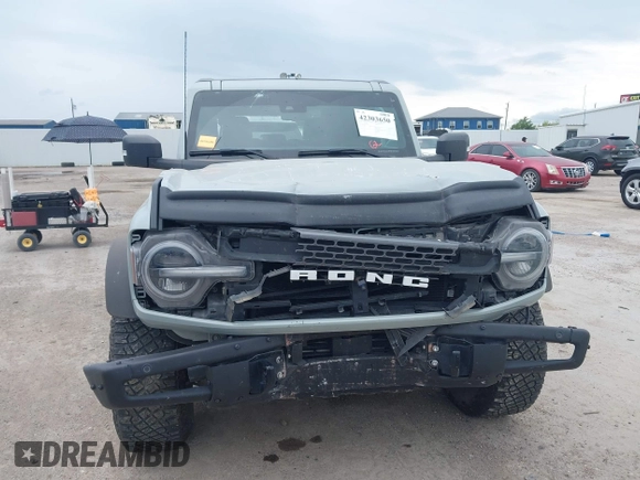 2022 Ford Bronco z VIN 1FMEE5DP3NLB31811, wystawiony jako IAAI lot #42303650 z przebiegiem 43 636 mil mil oraz . Historia ofert i sprzedaży dostępna na DreamBid. Obrazek 12.