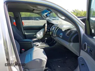 2013 Toyota Tacoma PreRunner z VIN 5TFJU4GN6DX032952, wystawiony jako IAAI lot #42001014 z przebiegiem 152 755 mil mil oraz . Historia ofert i sprzedaży dostępna na DreamBid. Obrazek 5.