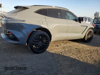 2022 Aston Martin DBX z VIN SD7VUJAW1NTV04534, wystawiony jako Copart lot #87969325 z przebiegiem 17 373 mil mil oraz Szkody całkowita. Historia ofert i sprzedaży dostępna na DreamBid. Obrazek 3.