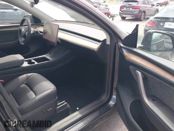 2024 Tesla Model Y Long Range with VIN 7SAYGDEE2RA318579, listed as a IAAI auction lot 41911015 with 9,277 mi miles. Bid and sale history available at carsss.com. Image 5.