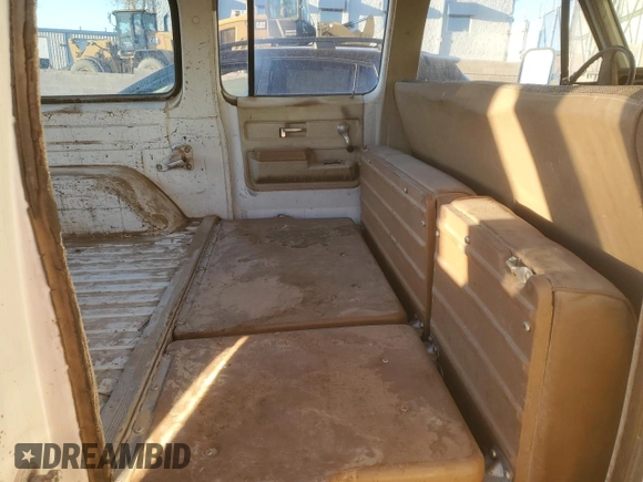 1974 Chevrolet Suburban z VIN CCY164F189473, wystawiony jako Copart lot #49678415 z przebiegiem Nie podano mil oraz Czysty tytuł • Clean title. Historia ofert i sprzedaży dostępna na DreamBid. Obrazek 11.