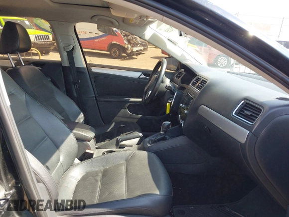 2013 Volkswagen Jetta SE z VIN 3VWDP7AJ3DM438668, wystawiony jako IAAI lot #42235014 z przebiegiem 128 406 mil mil oraz . Historia ofert i sprzedaży dostępna na DreamBid. Obrazek 5.