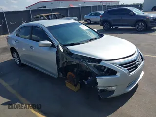 2015 Nissan Altima S z VIN 1N4AL3APXFC586907, wystawiony jako IAAI lot #42295972 z przebiegiem 202 668 mil mil oraz . Historia ofert i sprzedaży dostępna na DreamBid. Obrazek 1.