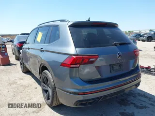 2023 Volkswagen Tiguan SE R-Line Black z VIN 3VVCB7AX1PM057201, wystawiony jako IAAI lot #41977239 z przebiegiem 84 840 mil mil oraz . Historia ofert i sprzedaży dostępna na DreamBid. Obrazek 3.