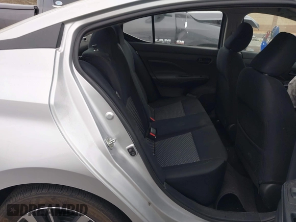 2024 Nissan Versa S z VIN 3N1CN8DV4RL865799, wystawiony jako IAAI lot #42044021 z przebiegiem 13 282 mil mil oraz . Historia ofert i sprzedaży dostępna na DreamBid. Obrazek 5.