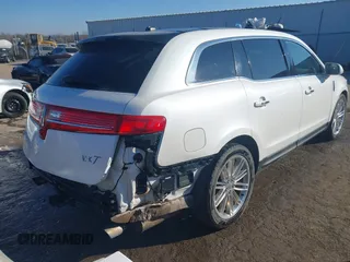 2014 Lincoln MKT EcoBoost z VIN 2LMHJ5AT9EBL52165, wystawiony jako IAAI lot #41246424 z przebiegiem 154 332 mil mil oraz . Historia ofert i sprzedaży dostępna na DreamBid. Obrazek 4.