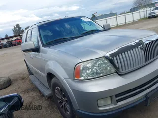 2005 Lincoln Navigator Luxury with VIN 5LMFU27505LJ20083, listed as a IAAI auction lot 41788861 with 258,971 mi miles. Bid and sale history available at carsss.com. Image 1.