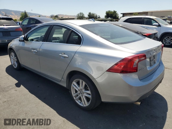 2013 Volvo S60 T5 Premier z VIN YV1612FS3D1220500, wystawiony jako Copart lot #59050505 z przebiegiem 116 584 mil mil oraz Czysty tytuł • Clean title. Historia ofert i sprzedaży dostępna na DreamBid. Obrazek 2.