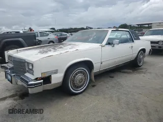 1984 Cadillac Eldorado z VIN 1G6AL5783EE654296, wystawiony jako Copart lot #74945374 z przebiegiem 37 040 mil mil oraz Szkody całkowita. Historia ofert i sprzedaży dostępna na DreamBid. Obrazek 1.