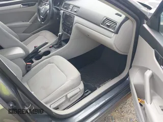 2017 Volkswagen Passat S z VIN 1VWAT7A38HC043814, wystawiony jako IAAI lot #42216077 z przebiegiem 178 418 mil mil oraz . Historia ofert i sprzedaży dostępna na DreamBid. Obrazek 5.