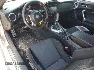 2017 Toyota 86 z VIN JF1ZNAA14H8708874, wystawiony jako Copart lot #47388425 z przebiegiem 79 024 mil mil oraz Szkoda całkowita • Salvage title. Historia ofert i sprzedaży dostępna na DreamBid. Obrazek 8.