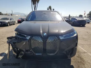 2025 BMW iX xDrive50 with VIN WB523CF05SCT96190, listed as a Copart auction lot 52585415 with 1,894 mi miles and Salvage Title. Bid and sale history available at carsss.com. Image 5.
