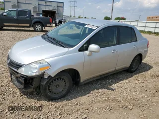 2011 Nissan Versa S z VIN 3N1BC1AP5BL485732, wystawiony jako Copart lot #59786285 z przebiegiem 285 067 mil mil oraz Czysty tytuł • Clean title. Historia ofert i sprzedaży dostępna na DreamBid. Obrazek 1.