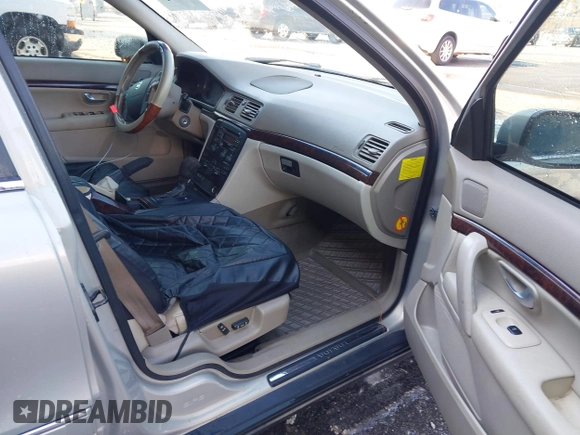 2004 Volvo S80 with VIN YV1TH59H641365689, listed as a IAAI auction lot 41397638 with 171,185 mi miles. Bid and sale history available at carsss.com. Image 5.