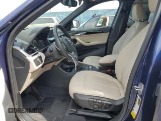 2019 BMW X1 sDrive28i z VIN WBXHU7C56K5N33695, wystawiony jako Copart lot #55492205 z przebiegiem 18 824 mil mil oraz Szkoda całkowita • Salvage title. Historia ofert i sprzedaży dostępna na DreamBid. Obrazek 7.